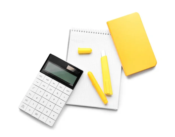 白色背景的计算器 笔记本和标识 — 图库照片