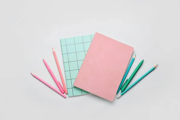 Cadernos Canetas Lápis Sobre Fundo Branco — Fotografia de Stock