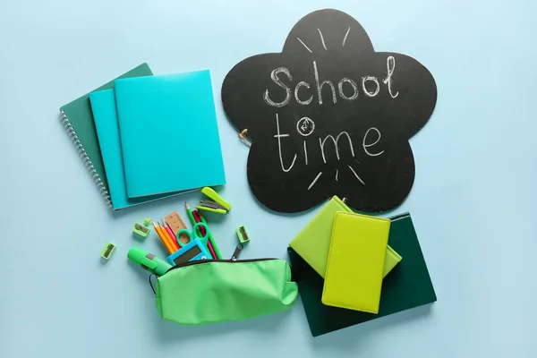 Chalkboard Szöveges School Time Írószer Színes Háttér — Stock Fotó