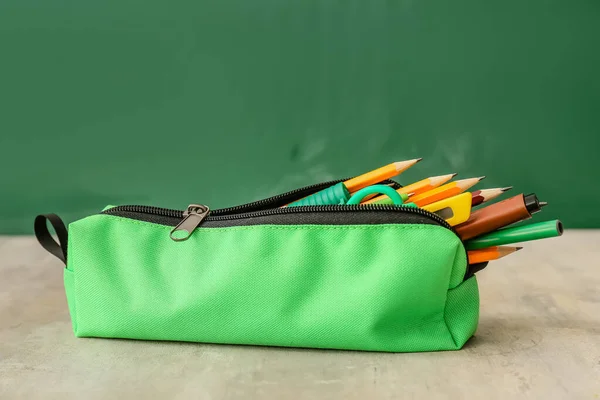 Étui Crayon Vert Avec Papeterie Sur Table Classe — Photo