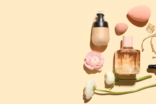 Bottle Perfume Makeup Foundation Sponges Ranunculus Flowers Color Background — Stock Photo, Image