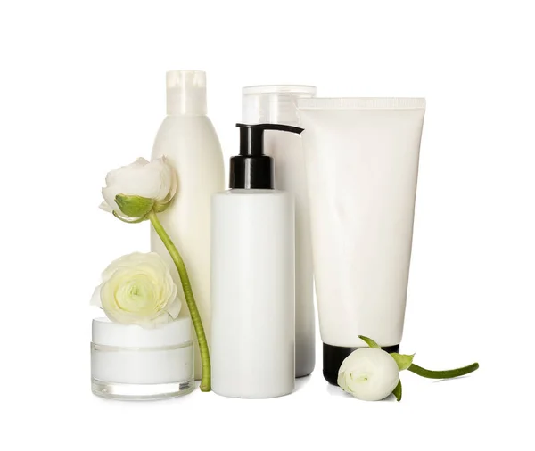 Uppsättning Kosmetiska Produkter Och Ranunculus Blommor Vit Bakgrund — Stockfoto