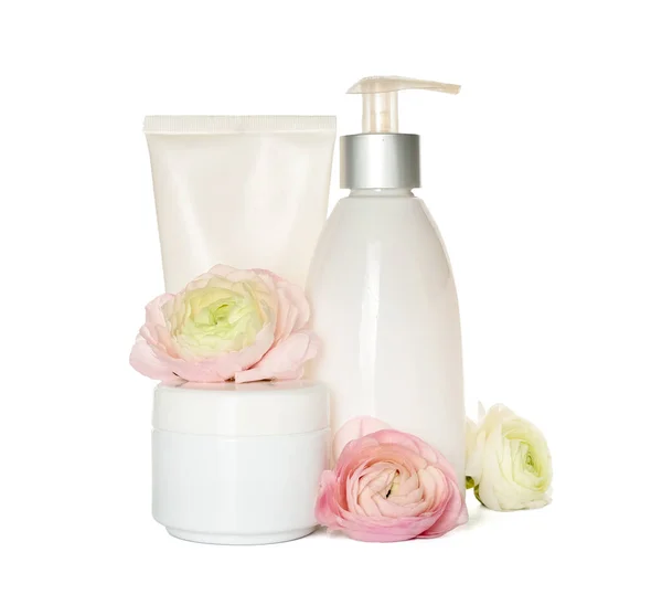 Uppsättning Kosmetiska Produkter Och Vackra Ranunculus Blommor Vit Bakgrund — Stockfoto