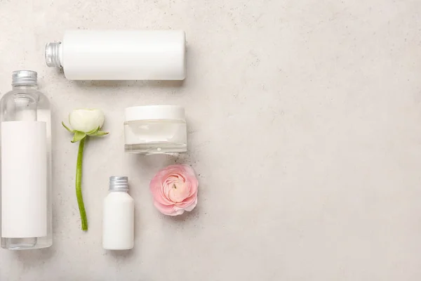 Set Cosmetic Products Ranunculus Flowers Light Background — Stock Photo, Image