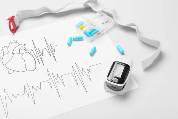 Pulsoximeter Cardiogram Pillen Witte Achtergrond Close — Stockfoto