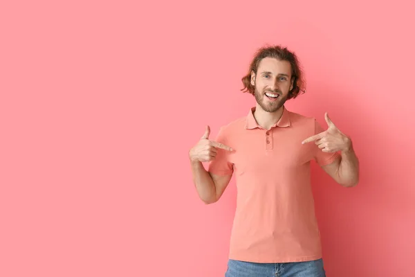 Hombre Joven Guapo Camisa Polo Con Estilo Sobre Fondo Rosa — Foto de Stock