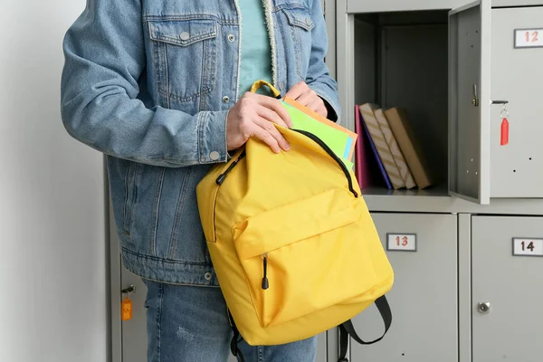 Étudiant Beau Garçon Avec Sac Dos Près Casier Université — Photo