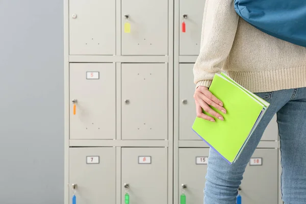 Mooie Vrouwelijke Student Buurt Locker Universiteit — Stockfoto