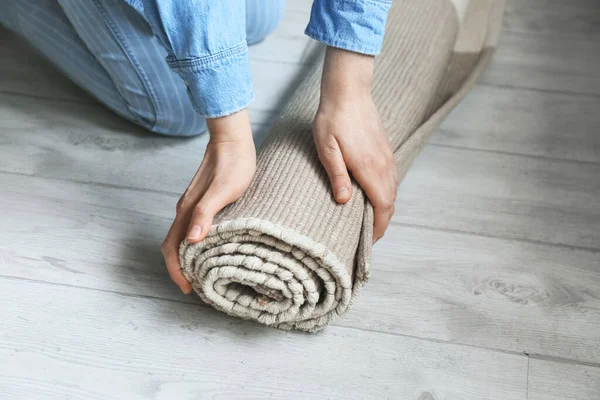 Young Woman Rolling Carpet Floor — Stock Photo, Image