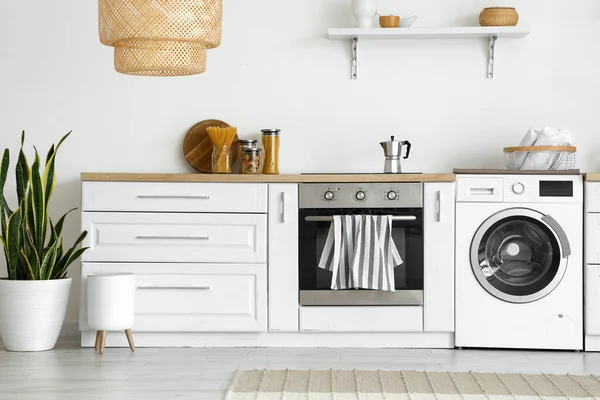 Interior Cozinha Leve Com Máquina Lavar Roupa Forno Balcão Branco — Fotografia de Stock