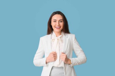 Mavi arka planda genç sekreterin portresi