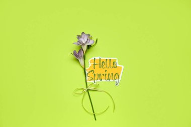 Yeşil arka planda güzel çiçek ve metin Hello ilkbaharı