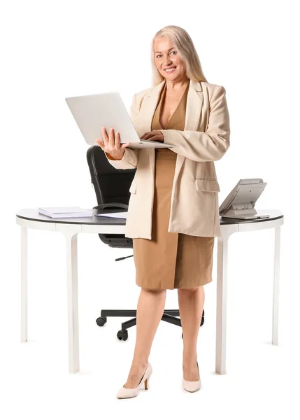 Secretária Madura Com Laptop Perto Seu Local Trabalho Fundo Branco — Fotografia de Stock