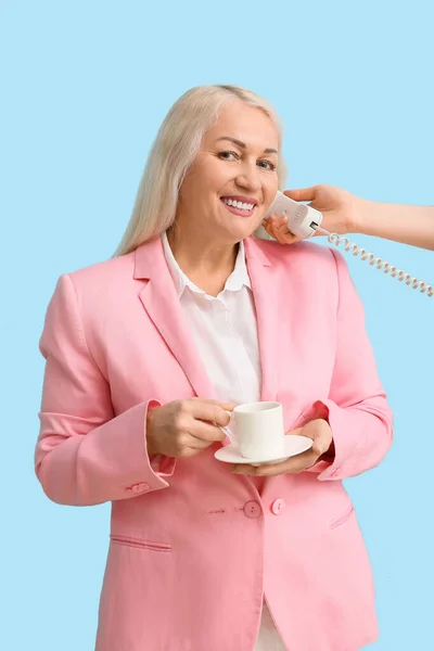 Segretario Maturo Con Tazza Caffè Che Parla Telefono Sfondo Blu — Foto Stock