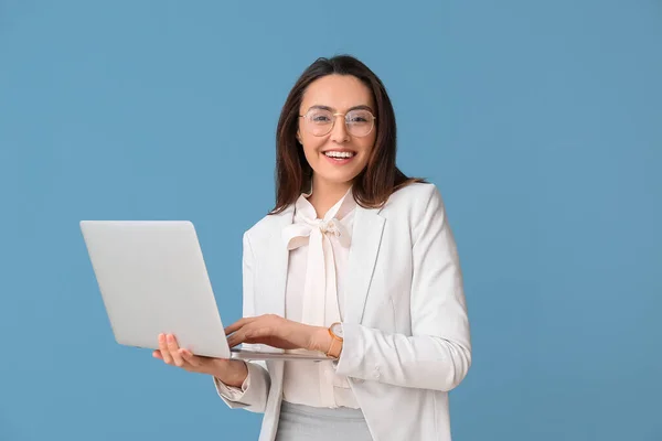 Portrait Young Secretary Laptop Blue Background — Stock Photo, Image