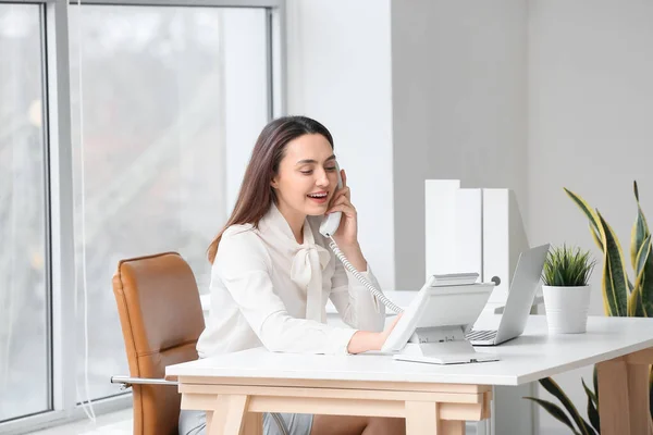 Young Secretary Talking Phone While Working Office — Stock Photo, Image