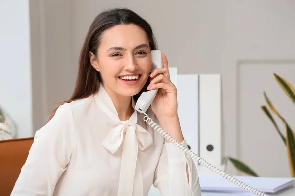 Jeune Secrétaire Parlant Par Téléphone Tout Travaillant Bureau — Photo