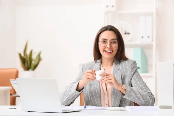 Young Secretary Drinking Coffee Office — Stock Photo, Image