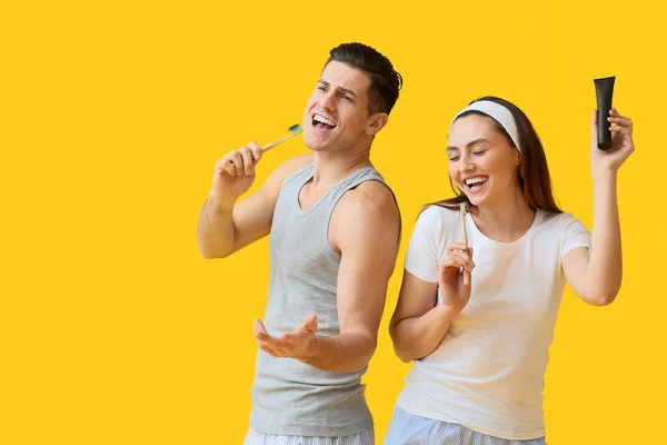 Happy Singing Young Couple Activated Charcoal Tooth Paste Brushes Yellow — Stock Photo, Image