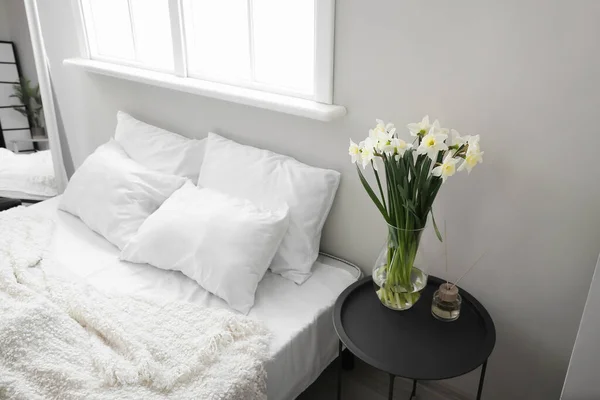 Vaas Met Narcissen Riet Diffuser Buurt Van Lichtmuur Slaapkamer — Stockfoto