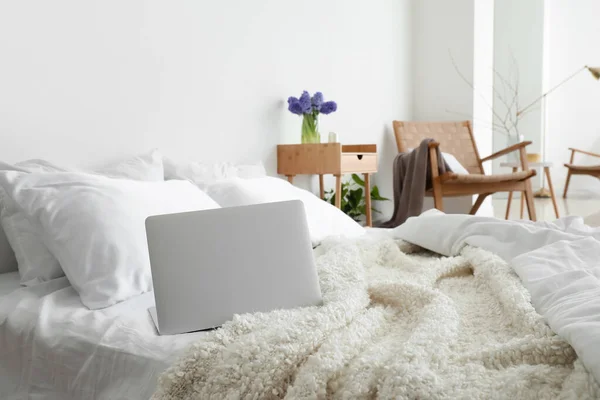 Laptop Comfortable Bed Light Room — Stock Photo, Image