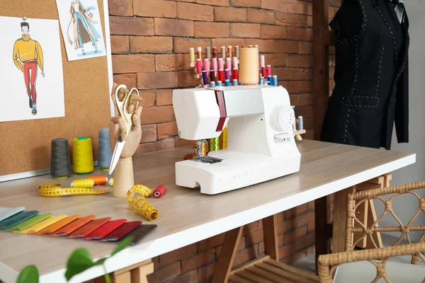 现代工作室中缝纫机的裁缝工作场所 — 图库照片