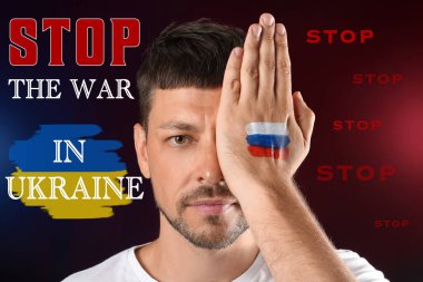 Rusya bayrağı olan bir adam karanlık arka plan karşısında UKRAINE 'daki savaşı durdurun yazısıyla resmedilmiş.