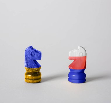 Açık arkaplanda Ukrayna ve Rus bayrakları renginde satranç taşları. Rusya Ukrayna Savaşı 'na Karşı