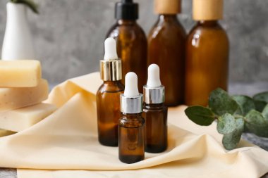 Masada gerekli yağ şişeleri, yakın plan.