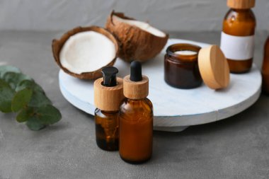 Koyu arkaplanda doğal ve gerekli yağ şişeleri