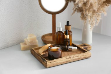 Odasında kozmetik ürünleri olan ahşap tahta.