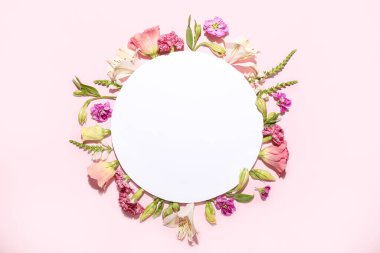 Renk arkaplanındaki güzel çiçeklerden yapılmış daire çerçeve