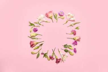 Renkli arkaplanda çiçek açan çerçeve