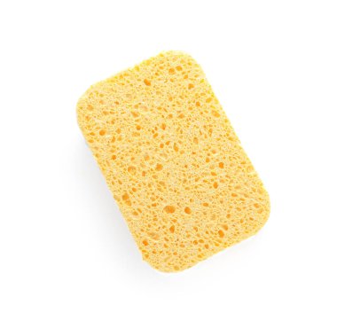 Beyaz arka planda sarı banyo süngeri