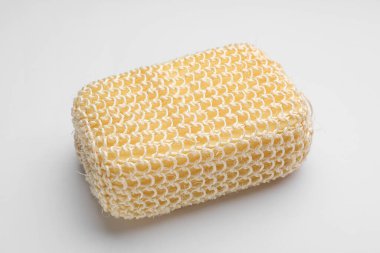 beyaz zemin üzerinde banyo süngeri