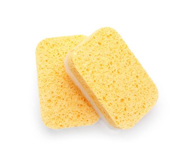 Beyaz arka planda sarı banyo süngerleri