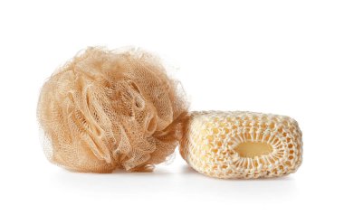 Beyaz arka plan üzerinde Banyo süngerleri