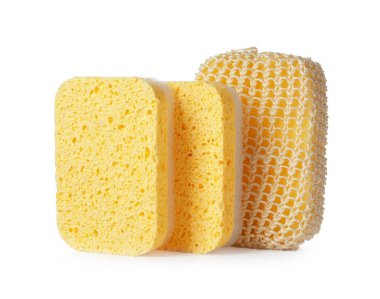 Beyaz arka planda farklı banyo süngerleri