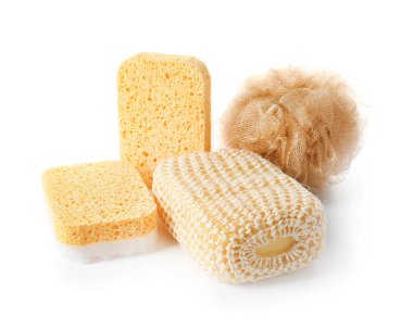Beyaz arkaplanda banyo süngeri.