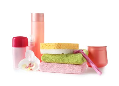 Beyaz arka planda süngerli banyo malzemeleri var.