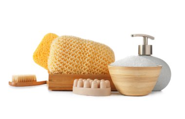 Beyaz arka planda süngerli banyo malzemeleri.