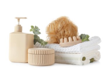 Beyaz arka planda süngerli banyo malzemeleri var.