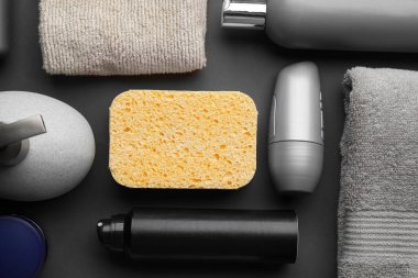 Karanlık arka planda banyo aksesuarları ve kozmetik ürünleri, yakın plan.