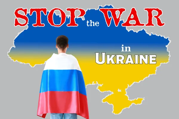 拿着俄罗斯国旗和灰色背景的乌克兰地图的人停止乌克兰战争 — 图库照片