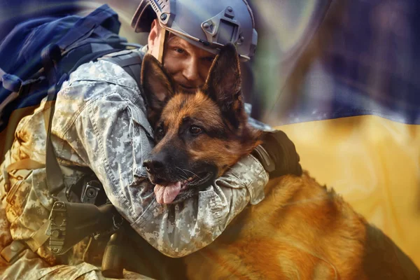 兵士の二重暴露巨大な軍用作業犬とウクライナの旗 — ストック写真