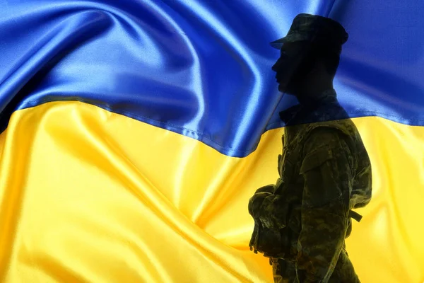 Silhouette Soldato Maschile Contro Bandiera Dell Ucraina Con Spazio Testo — Foto Stock