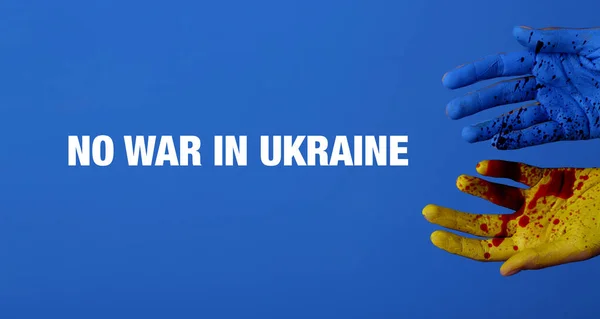 Mãos Humanas Cores Bandeira Ucraniana Com Manchas Sangue Fundo Azul — Fotografia de Stock