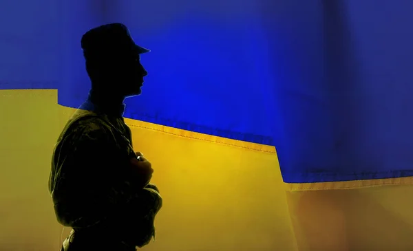 テキストのためのスペースを持つウクライナのフラグに対する男性兵士のシルエット — ストック写真