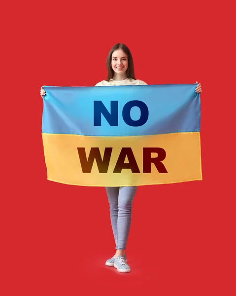 若いです女性保持ウクライナの旗とともにテキスト War — ストック写真