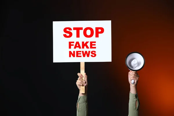 Vrouw Met Megafoon Bordje Met Tekst Stop Fake Nieuws Donkere — Stockfoto